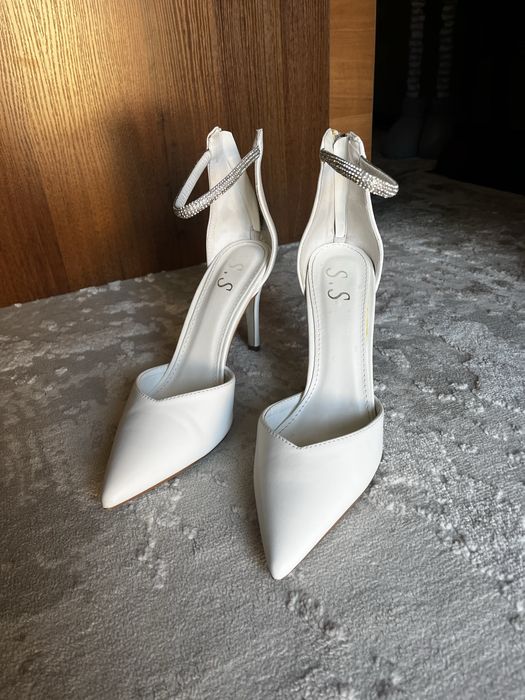 Класичні білі туфлі