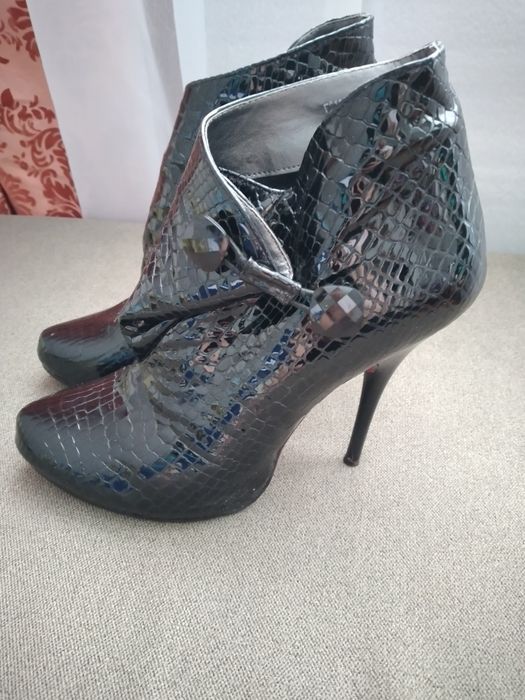 Ботінки, сапожки шкіряні