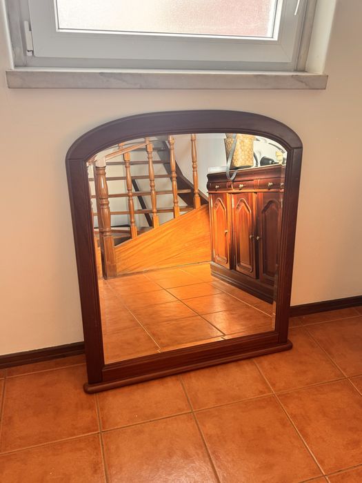 Espelho de madeira em perfeito estado