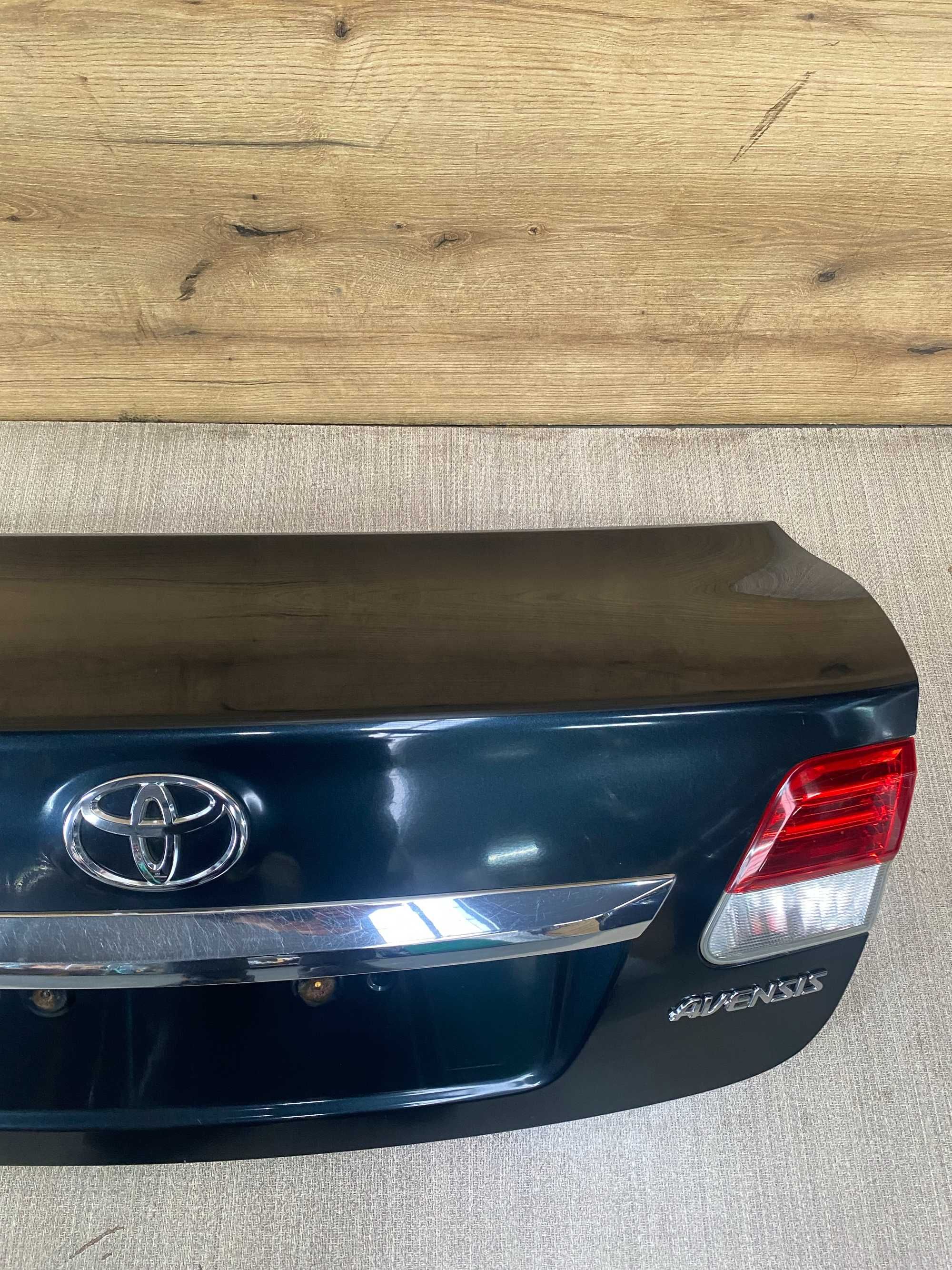 Klapa/kufer tylny bagażnika toyota t27 lift sedan kolor 1h2
