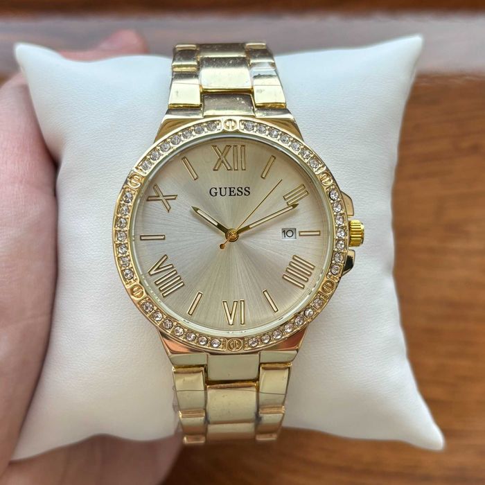 Жіночий годинник на браслеті Guess золотого кольору