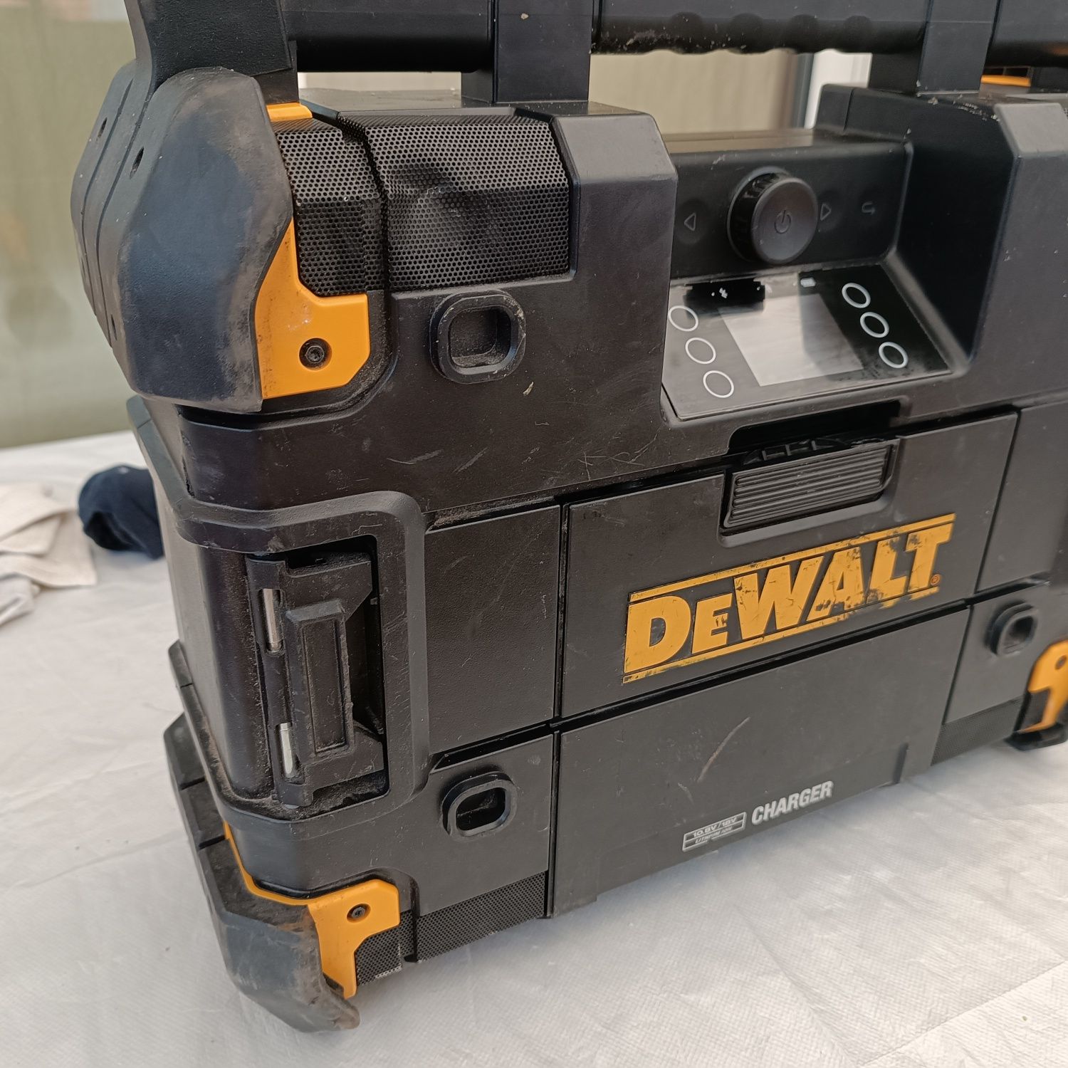 Радіо Dewalt DWST1-81079-GB
