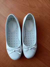 Pantofelki białe, rozmiar 33