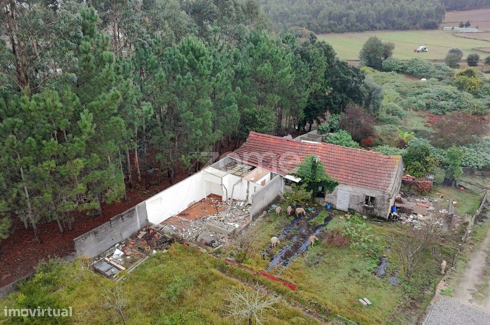 Ruína com 3200m² de terreno