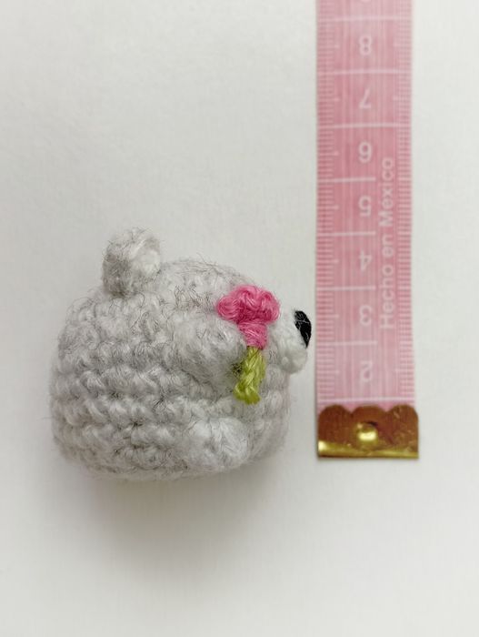 Ведмедик з квіткою. В'язана іграшка амігурумі/брелок/підвіска/сувенір