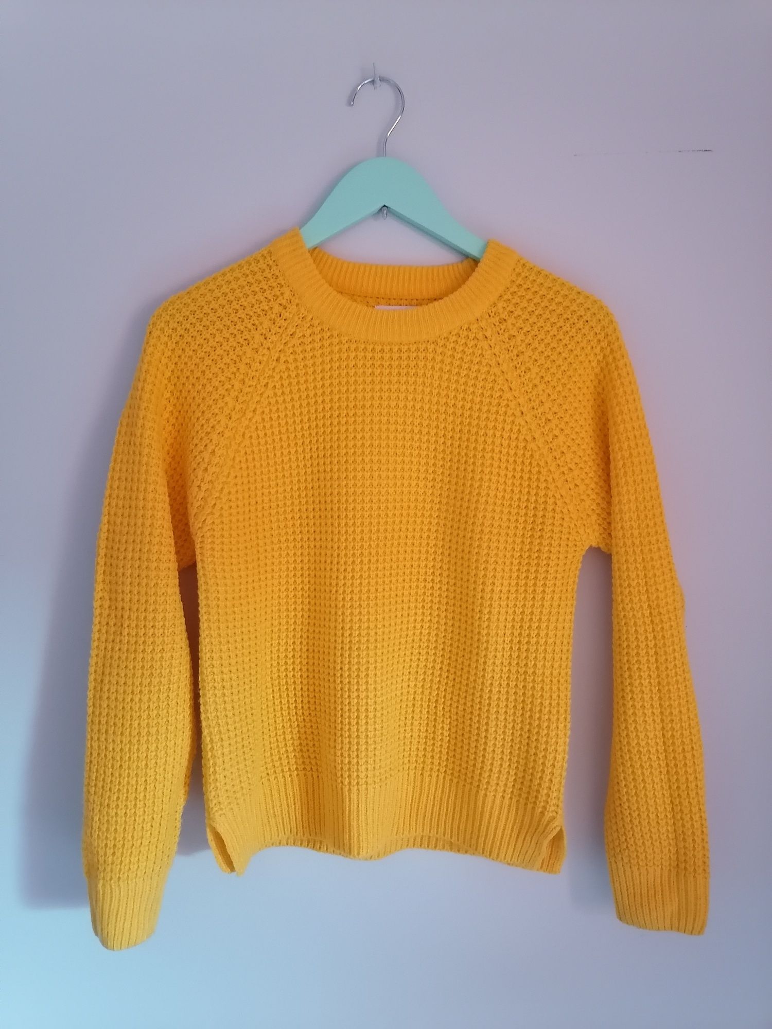 Żółty sweterek z drobnym splotem