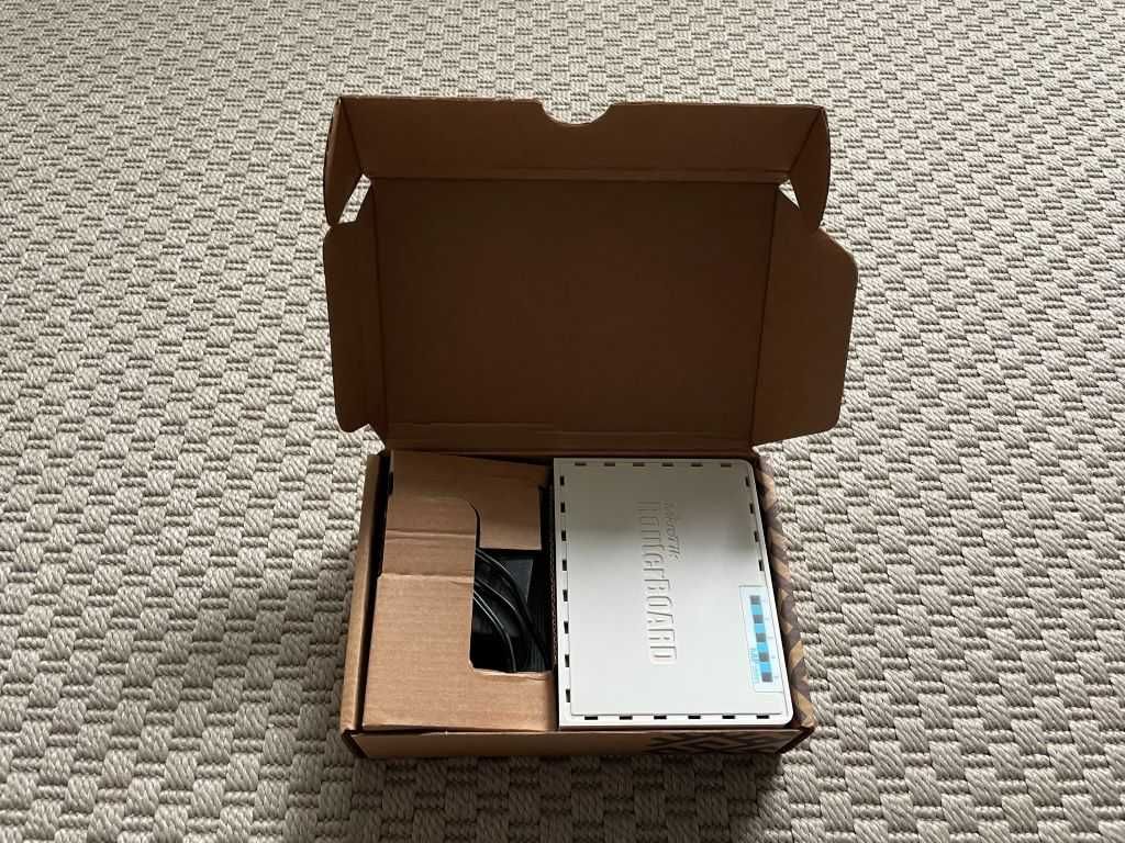 MikroTik hAP RB951Ui-2nD, router WiFi 2,4GHz