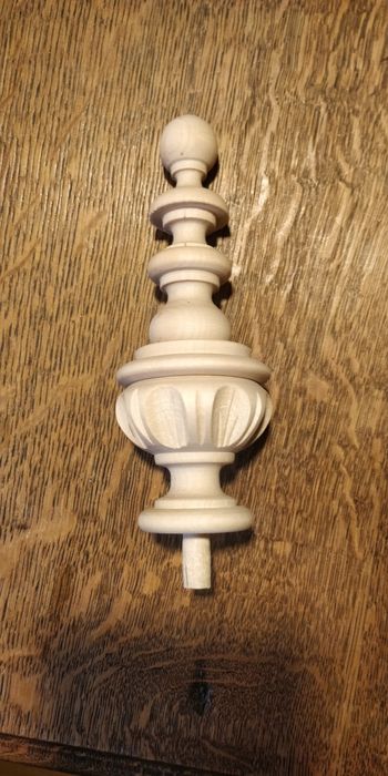 Rzeźbiona tralka sterczyna do zegara, mebla