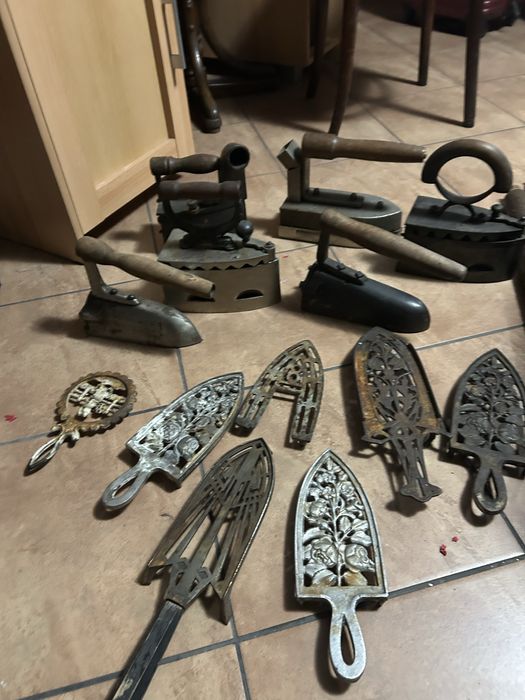 Stare żelazka 8 sztuk  i podstawki 9 sztuk.