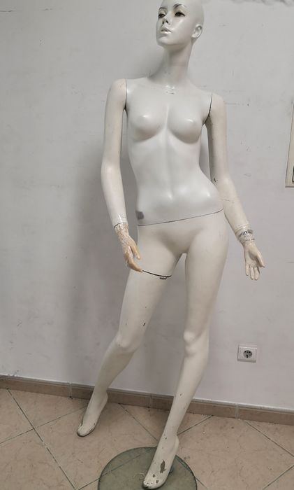 Manequim feminino usado