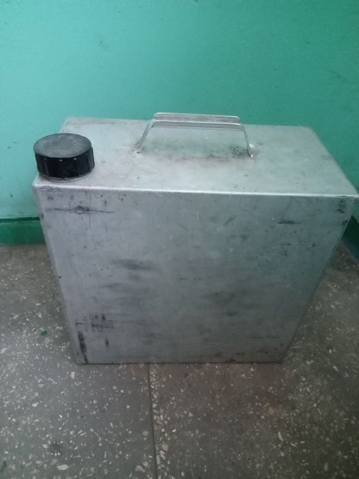 Продаються Каністри б/у