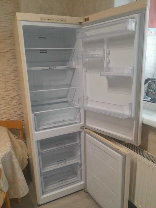 Холодильник Samsung в Чудовому Стані (був один рік у використанні)