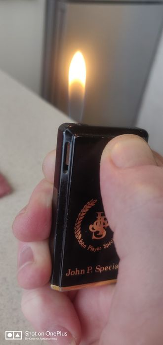 Продаются зажигалки на батарейках.