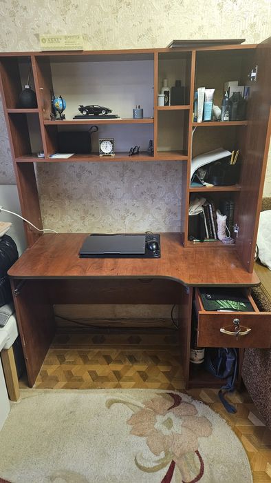 Продам компьютерный стол.