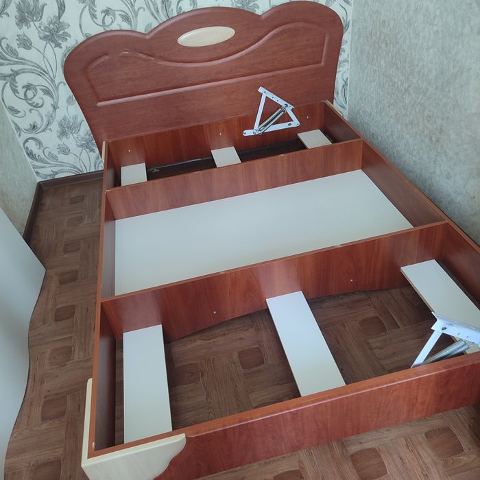 Каркас для кроваті з підйомним механізмом