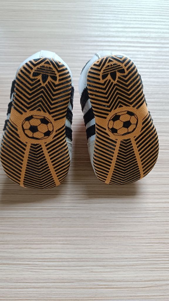 Buty dziecięce niechodki adidas.