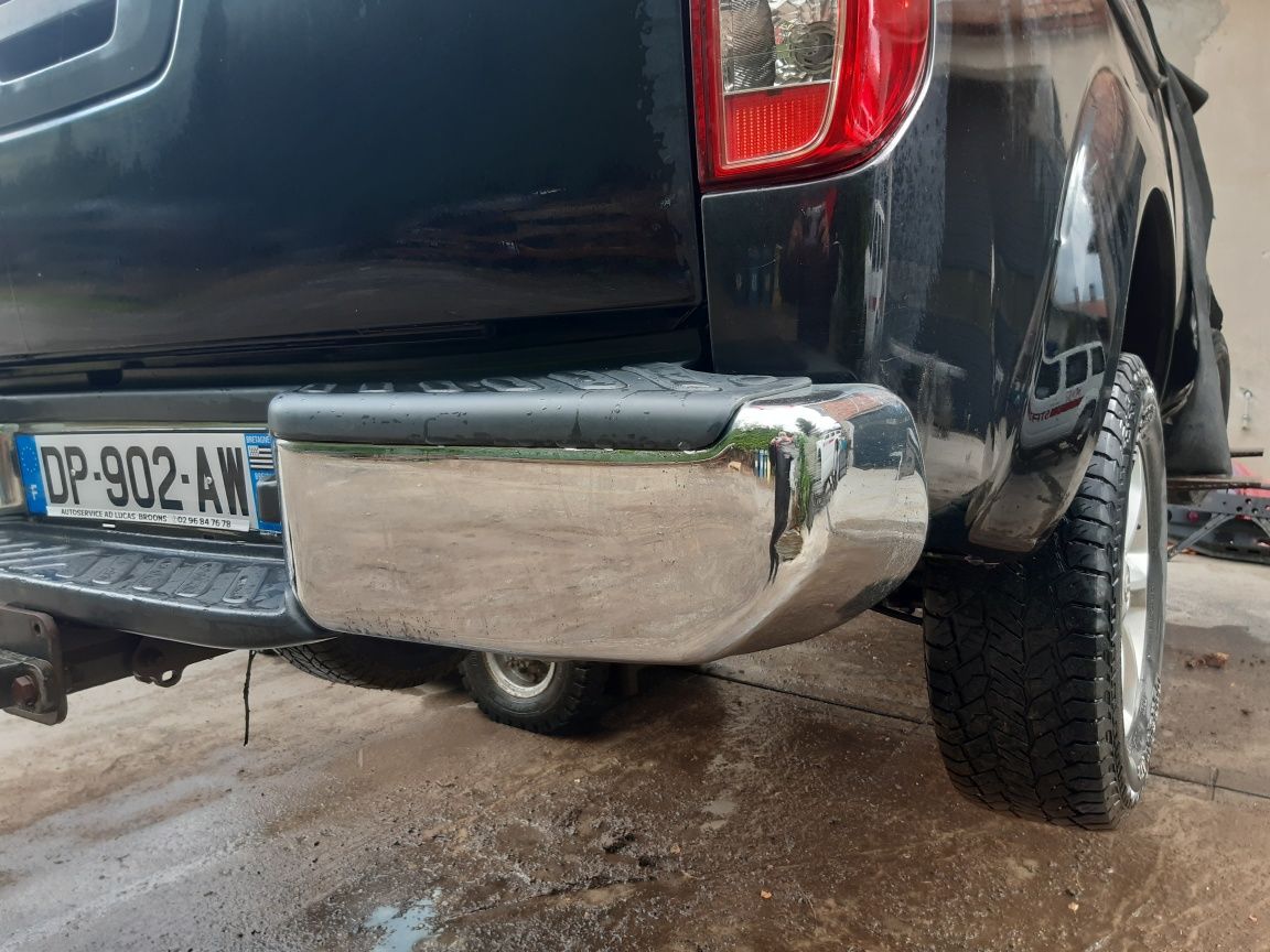 Zderzak tył navara d40