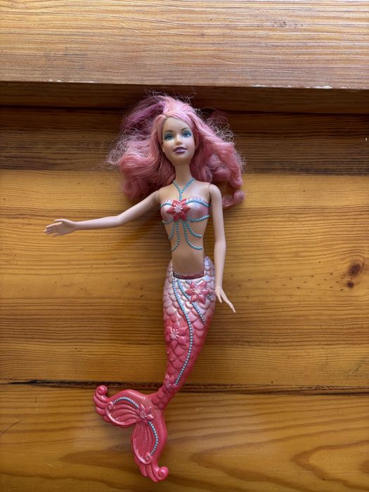 Barbie sereia com tons rosa e em ótimo estado
