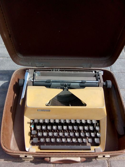 Łucznik, maszyna do pisania.