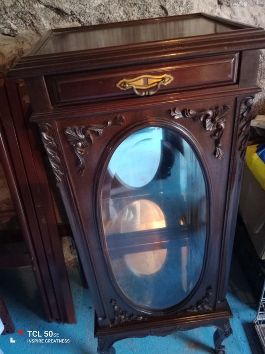 Móvel mostruário vintage com duas portas laterais e uma gaveta.
