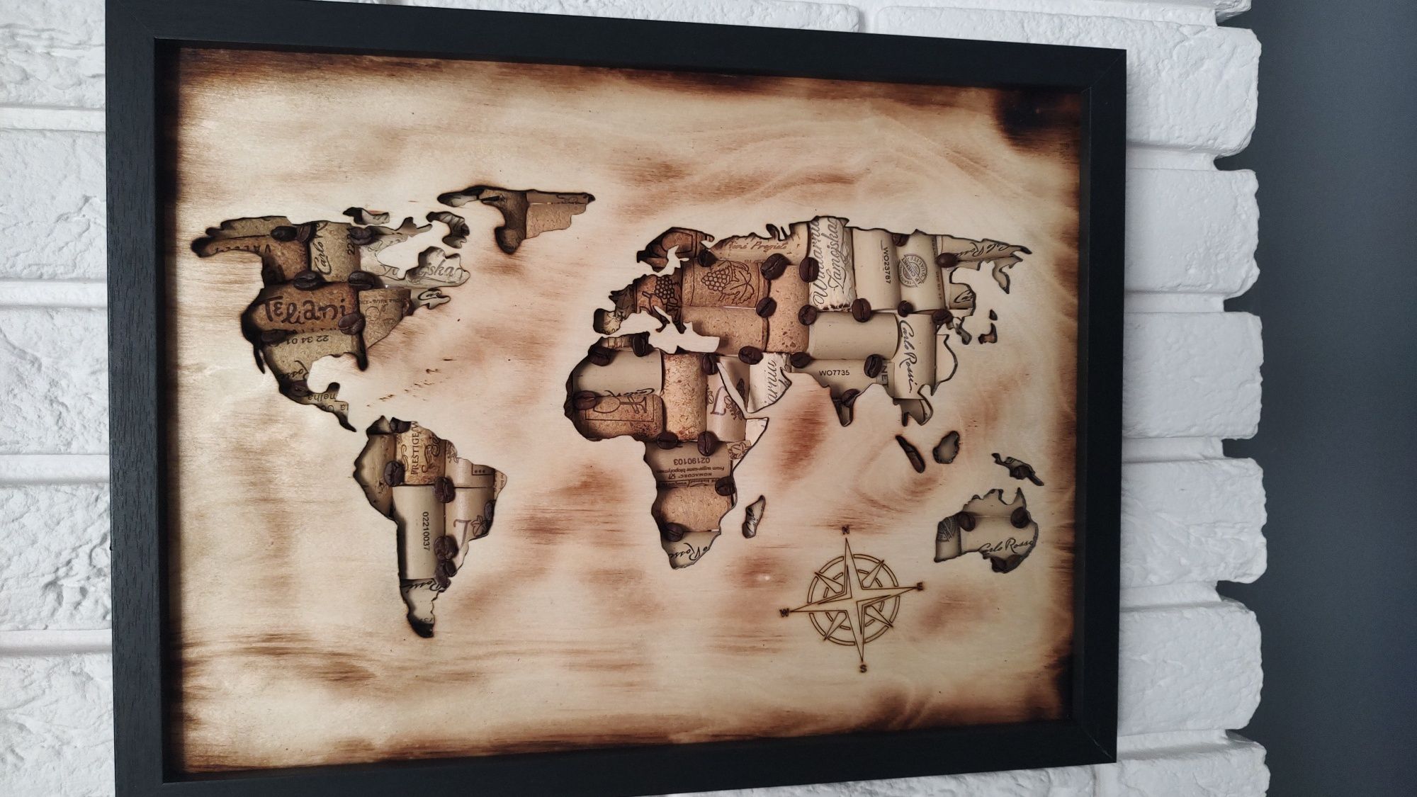 Mapa Świata.Obraz wykonany z korków od wina i kawy.