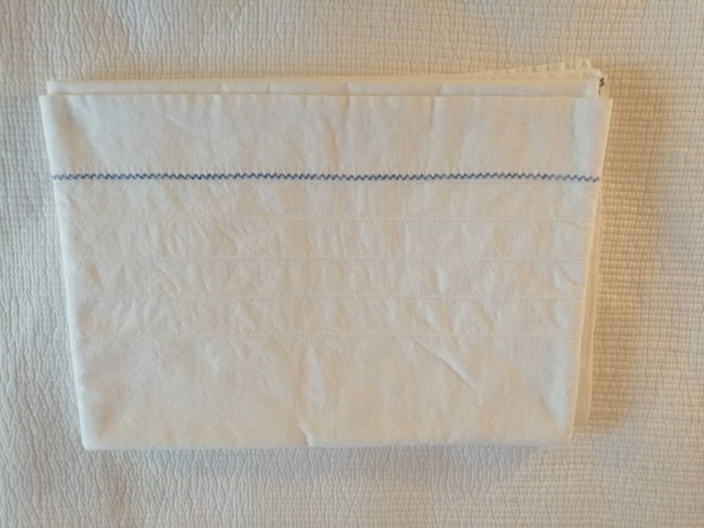 2 Lençóis antigos branco e azul com 4 fronhas