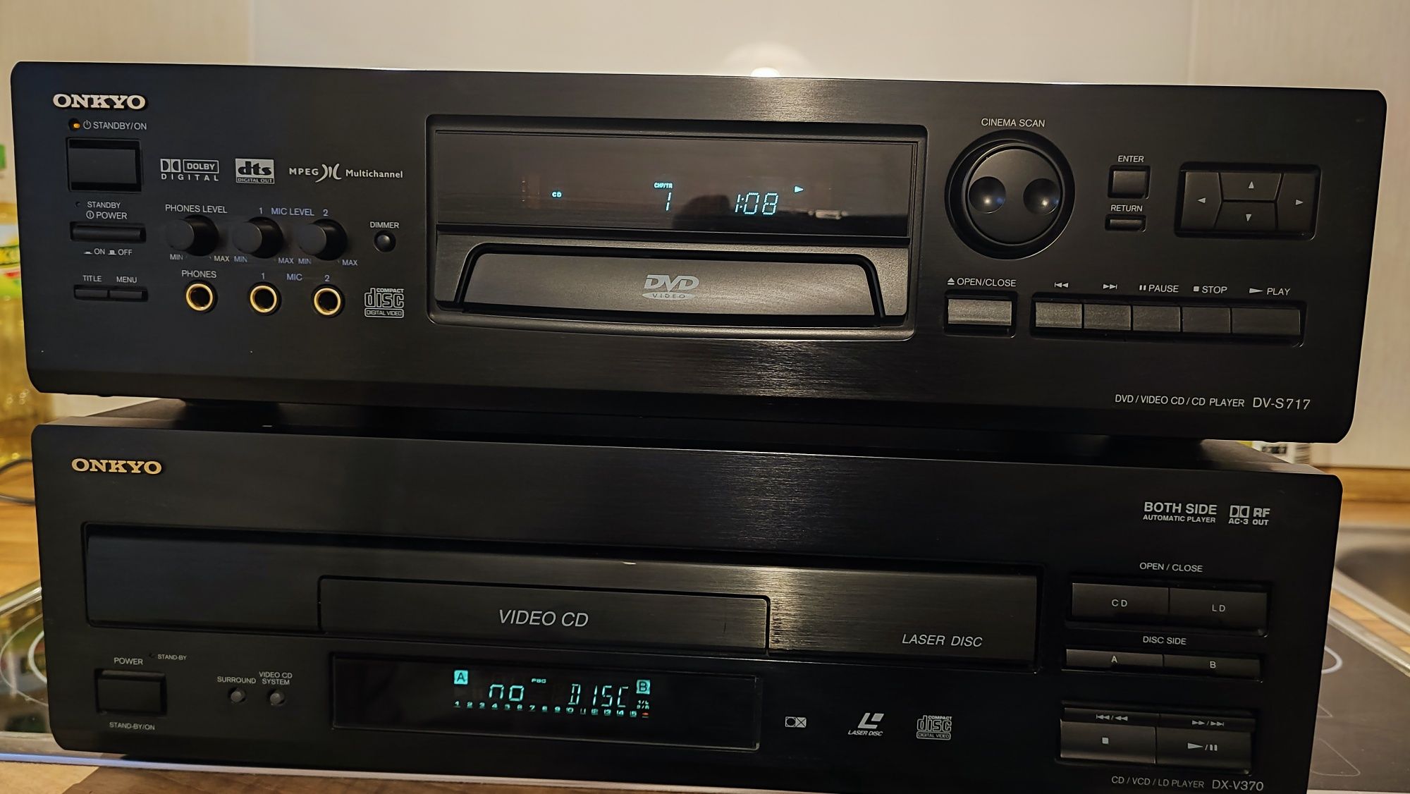 Onkyo DX-V370 i Onkyo DV-S717