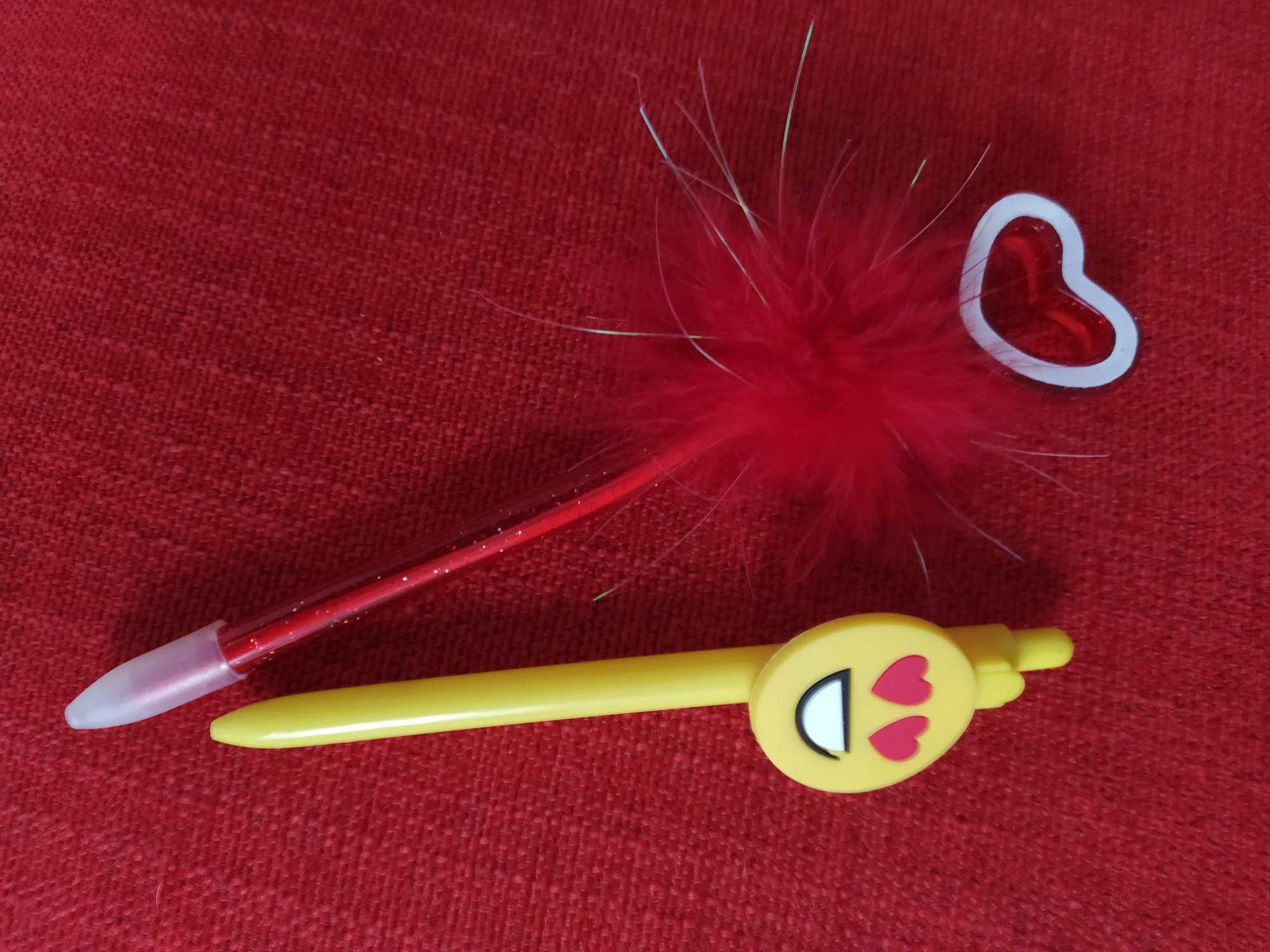 Conj. 2 Canetas: vermelha c/coração e plumas + amarela c/emoji