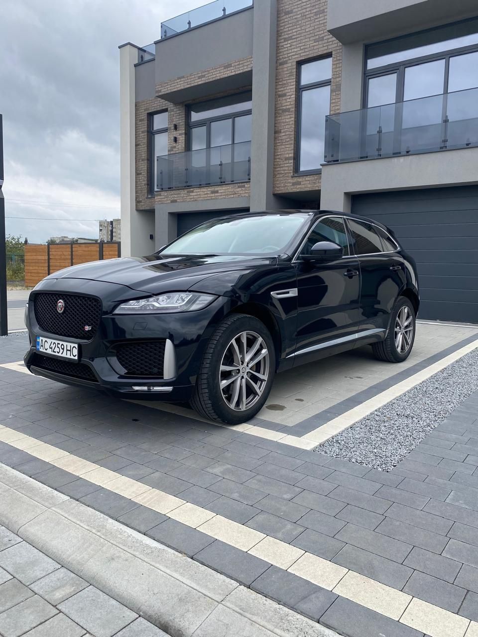 Автомобіль Jaguar  2019 року випуску
