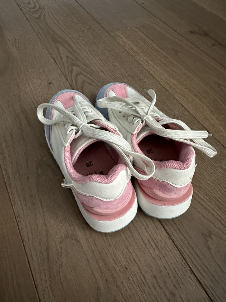 Дитячі кросівки adidas та OVS