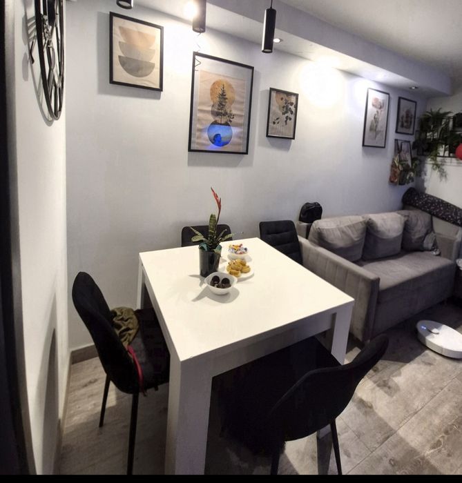 Stół rozkładany Biały Saturn + 4 czarne krzesła welurowe Misty