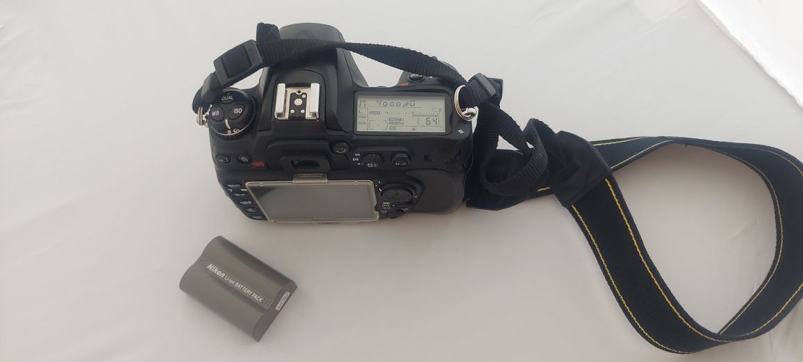 Nikon D 3000 com duas baterias originals