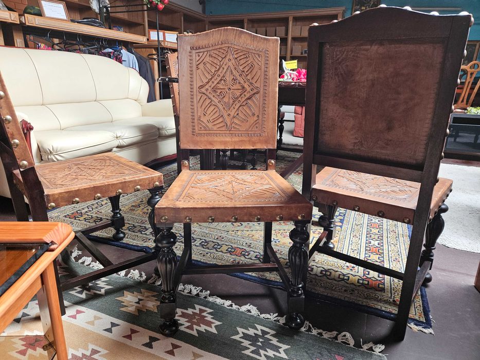 Cadeiras antigas em madeira e couro - óptimo estado geral -