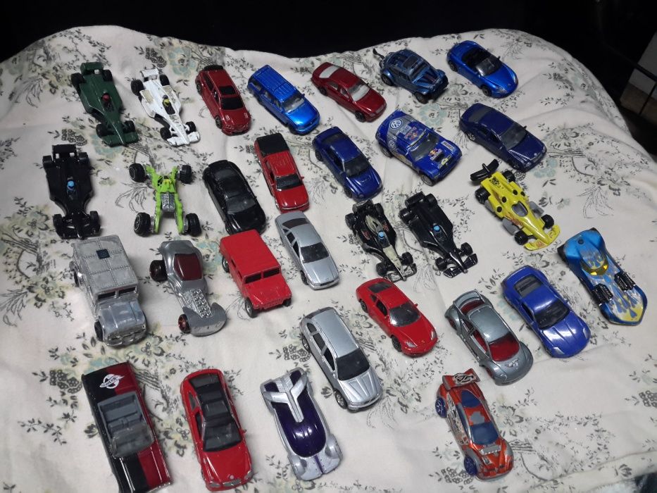 86 Carros miniatura majorette, hotwheel,welly, maisto