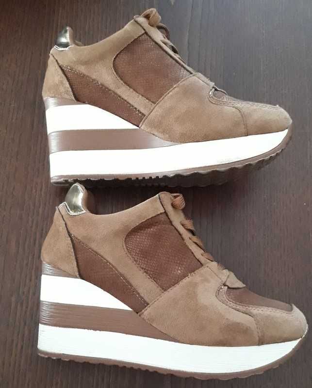 sapatos de cor camel