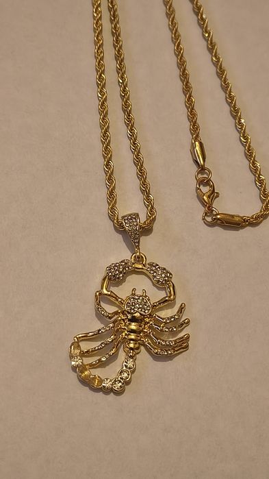 Łańcuszki z wisiorem nowe