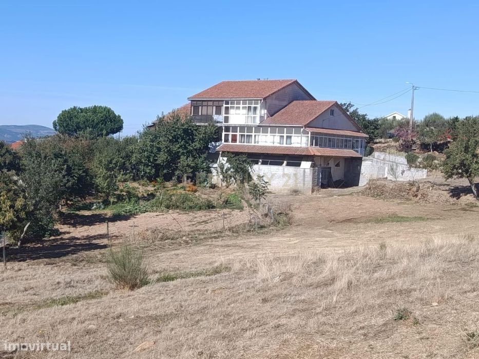 Espaçosa Moradia T5 em Brito de Lomba - Vinhais