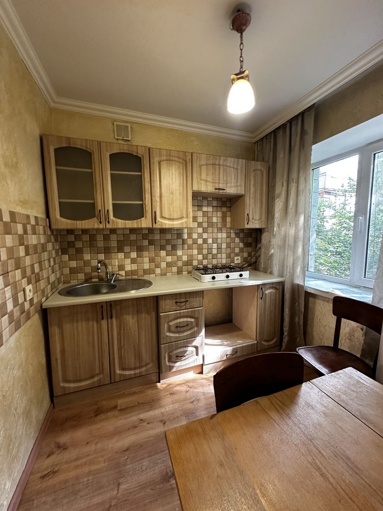 Продам 1-к квартиру з ремонтом на Героїв Майдану