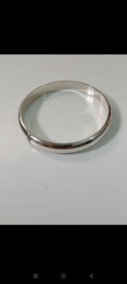 Pulseira em prata 925
A pulseira tem 6cm de diâmetro e 9 milímetros d