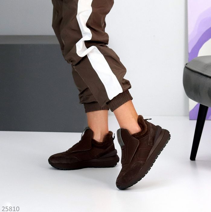 Жіночі шкіряні зимові Кросівки дутики в кольорах