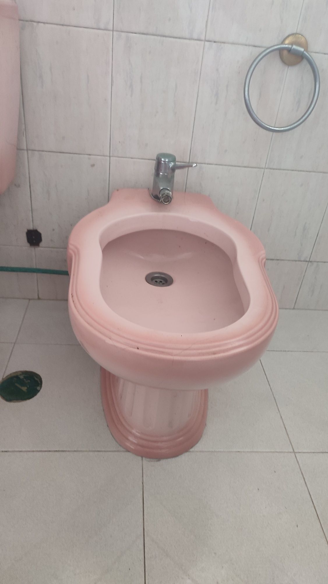 Louça de casa de banho design antigo