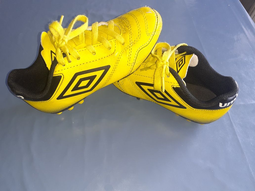 Vendo chuteiras de criança UMBRO 2 pares 15 euros