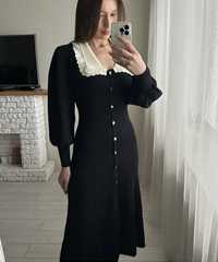 чорна трикотажна сукня, чорна сукня в рубчик, сукня з білим коміром