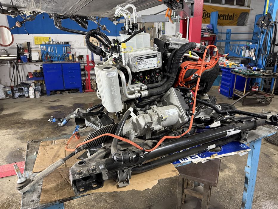 Tesla Model Y двигун, підрамник, насос, теплообмінник, проводка