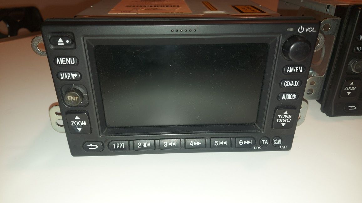 Vendo 2 auto radios Honda, 1 funciona, outro sem codigo  para peças.