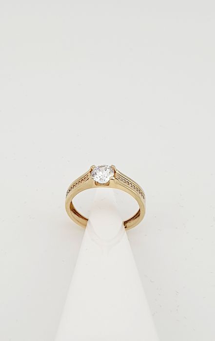 Pierścionek złoty pr.585 z cyrkoniami