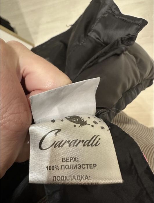 Чорний жіночий пуховик