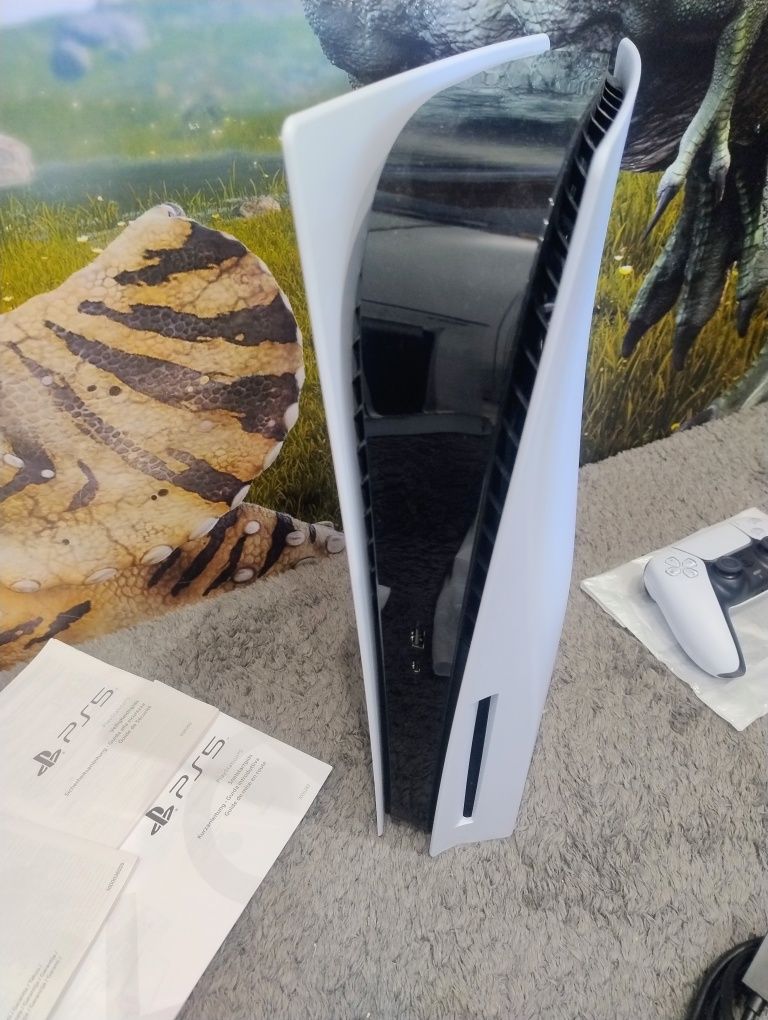 PlayStation 5 Disk Edition. Edycja z napędem. Polecam stan idealny.