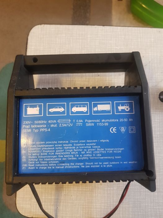 Prostownik  SAMOCHODOWY 12V/ 4.0A.. TOYA.