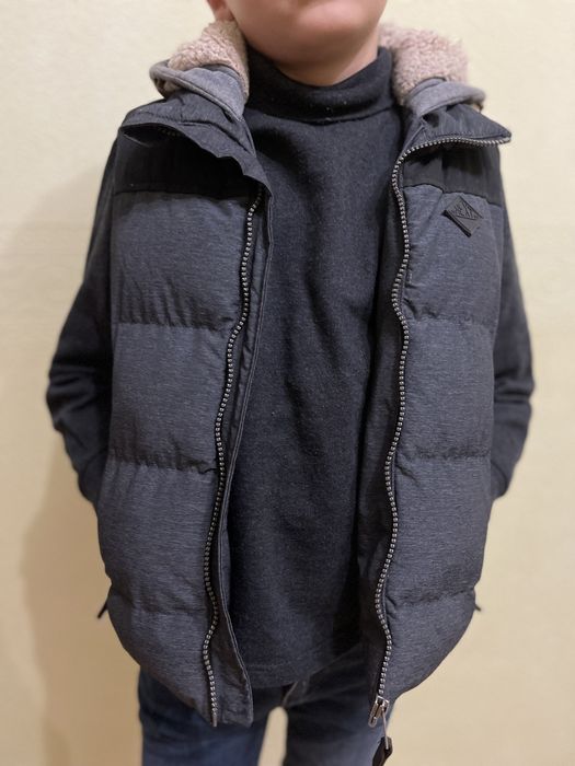 Стильна дитяча жилетка на хлопчика 7-8р